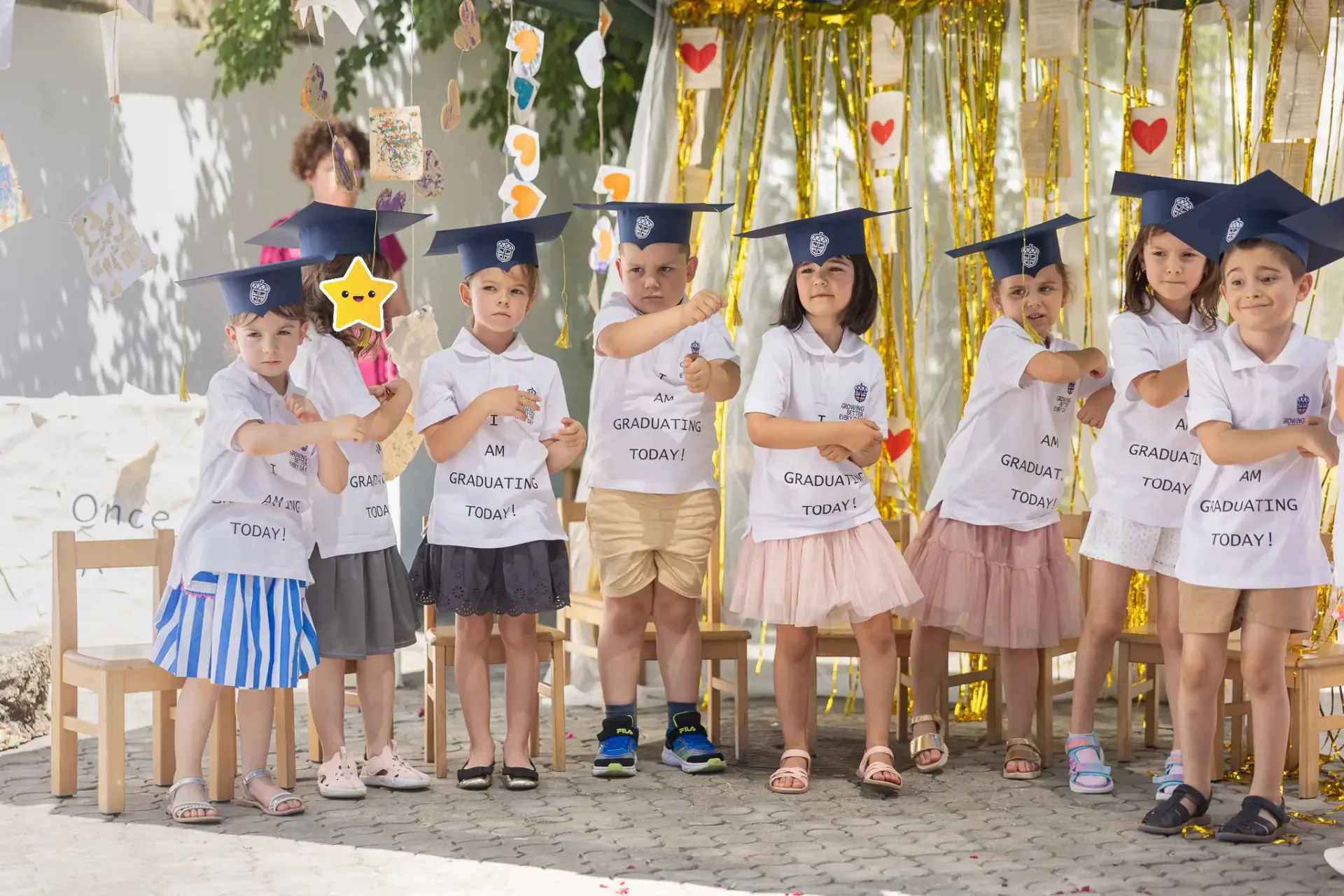 Copii Acorns la ceremonia de absolvire