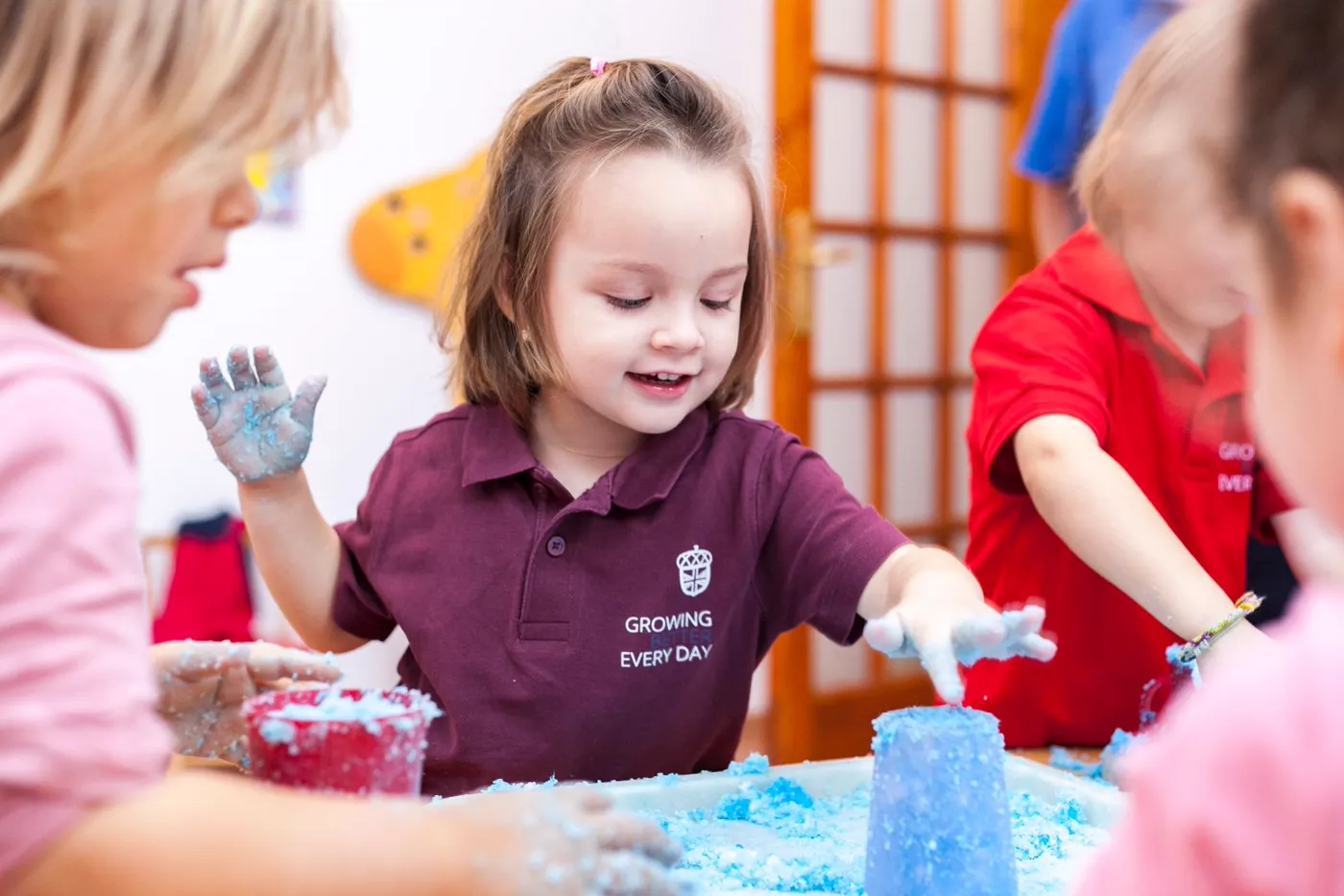 Copii la Acorns participând la o activitate senzorială cu tematică scoțiană
