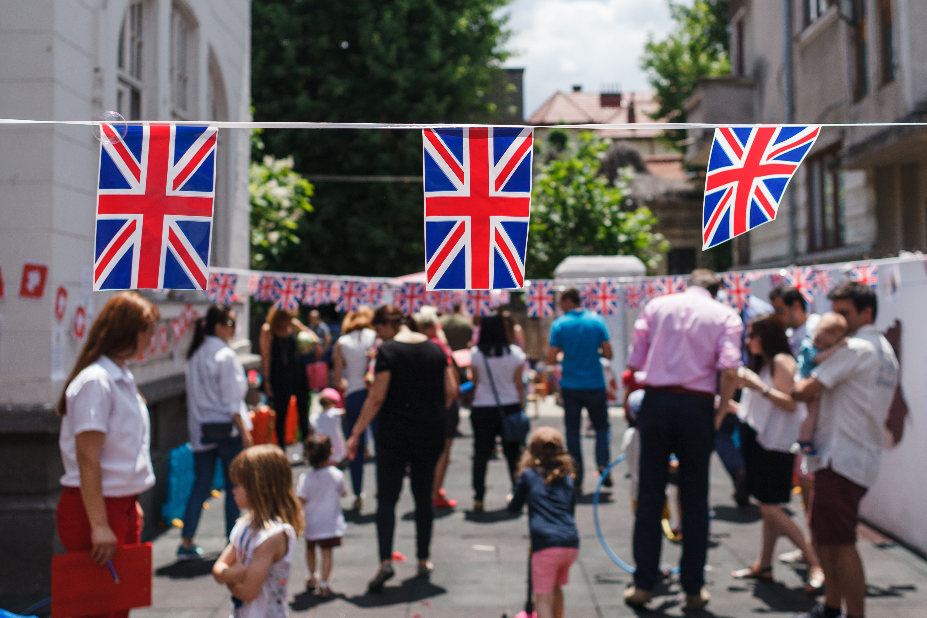 Petrecere în stil britanic, în grădina Acorns